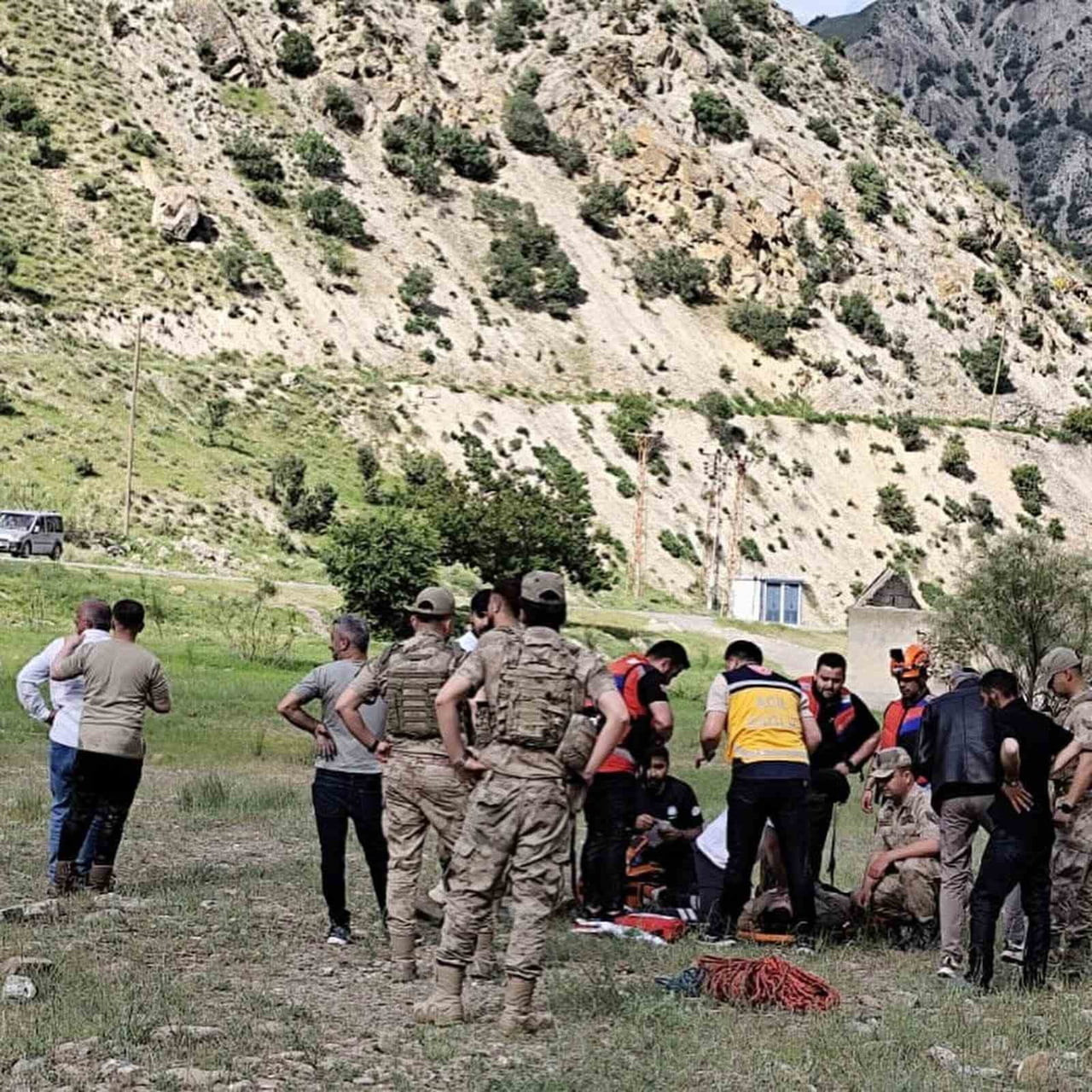 HAKKARİ-VAN KARAYOLU ÜZERİNDE BULUNAN ZAP SUYUNA DÜŞEN BİR KİŞİ HAYATINI KAYBETTİ.