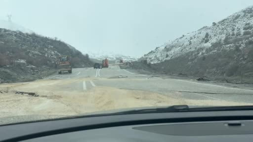 Hakkari-Van yolunda çökme: Ulaşım kontrollü sağlanıyor