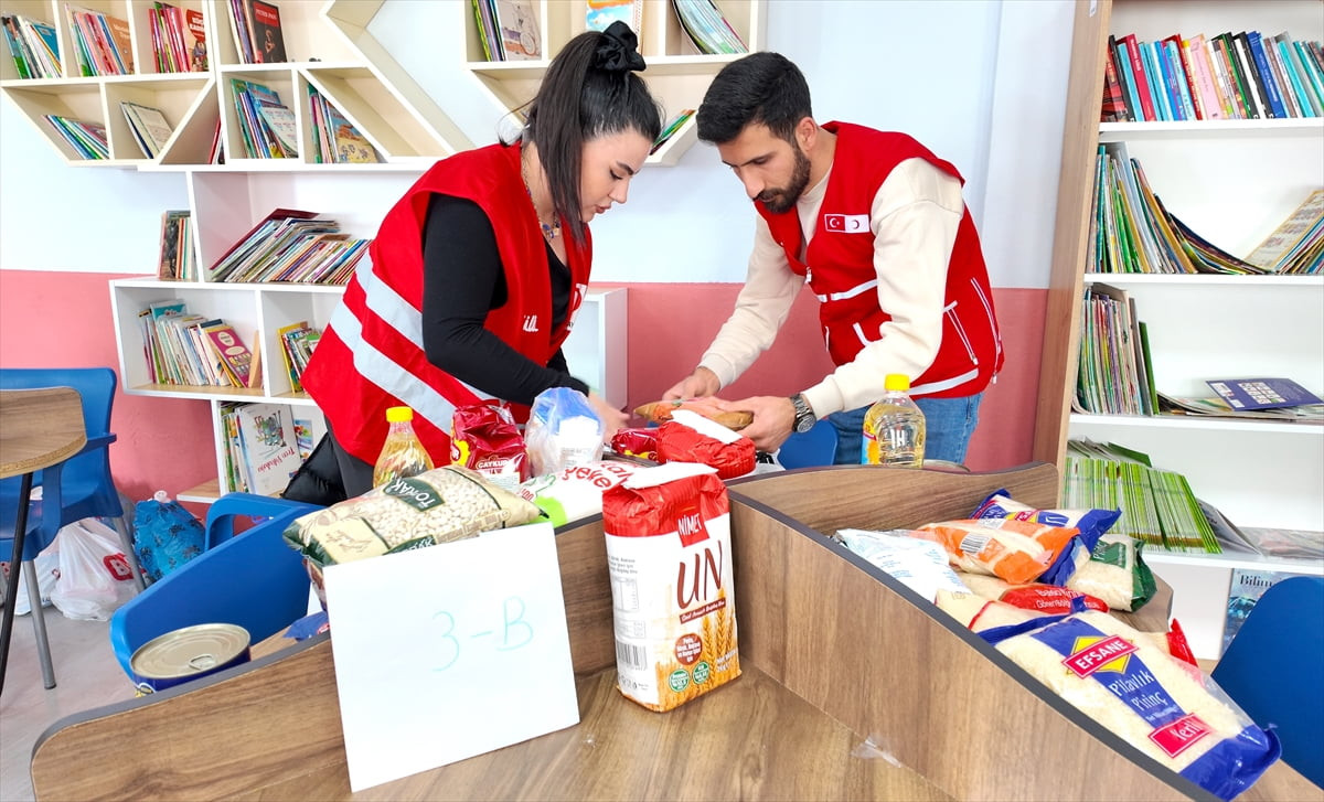 Hakkari ve Bitlis'te öğretmen ve öğrenciler, "Maarifin Kalbinde Ramazan" etkinlikleri kapsamında...
