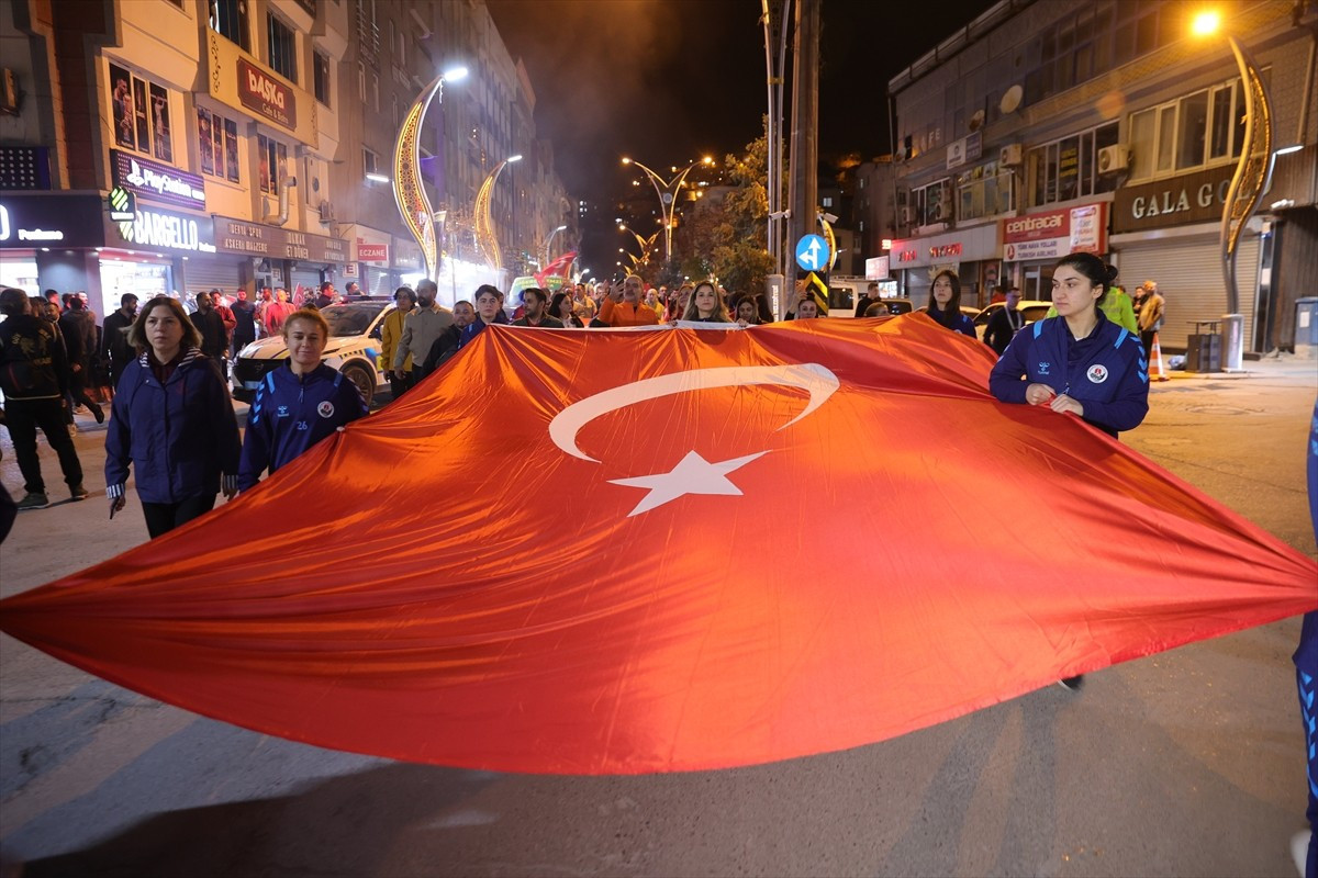 Hakkari'de 29 Ekim Cumhuriyet Bayramı ve Cumhuriyet'in 102. yıl dönümü dolayısıyla kortej yürüyüşü...