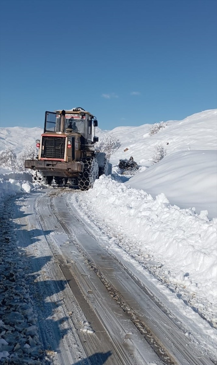 Hakkari'de dünden bu yana aralıklarla devam eden kar nedeniyle 9 köy ve 21 mezra yolu ulaşıma...