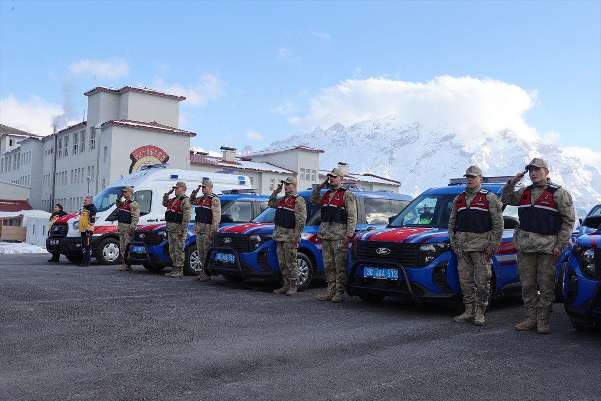 Hakkari'de emniyet ve jandarma teşkilatı ile İl Sağlık Müdürlüğüne tahsis edilen 40 yeni araç ile...