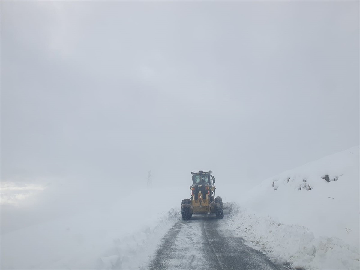 Hakkari'de etkili olan kar nedeniyle kapanan 70 köy ve mezraya ulaşılması için çalışma başlattı....