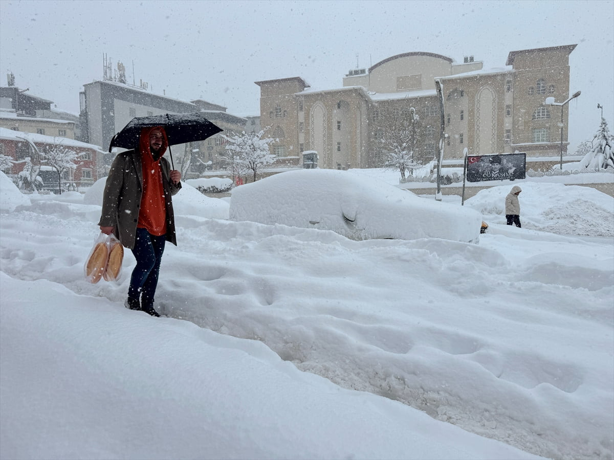 Hakkari'de etkili olan kar yağışı, yaşamı olumsuz etkiledi. Sabah saatlerinde etkisini artıran kar...