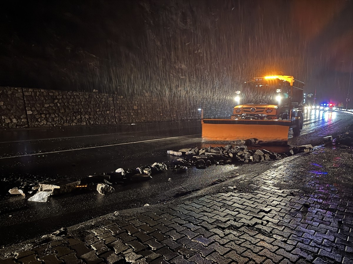 Hakkari'de etkili olan sağanak nedeniyle kara yoluna düşen kaya parçaları, ekiplerin çalışmasıyla...
