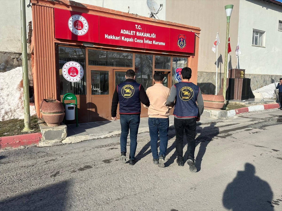 Hakkari'de haklarında çeşitli suçlardan kesinleşmiş hapis cezası bulunan 7 hükümlü yakalandı....