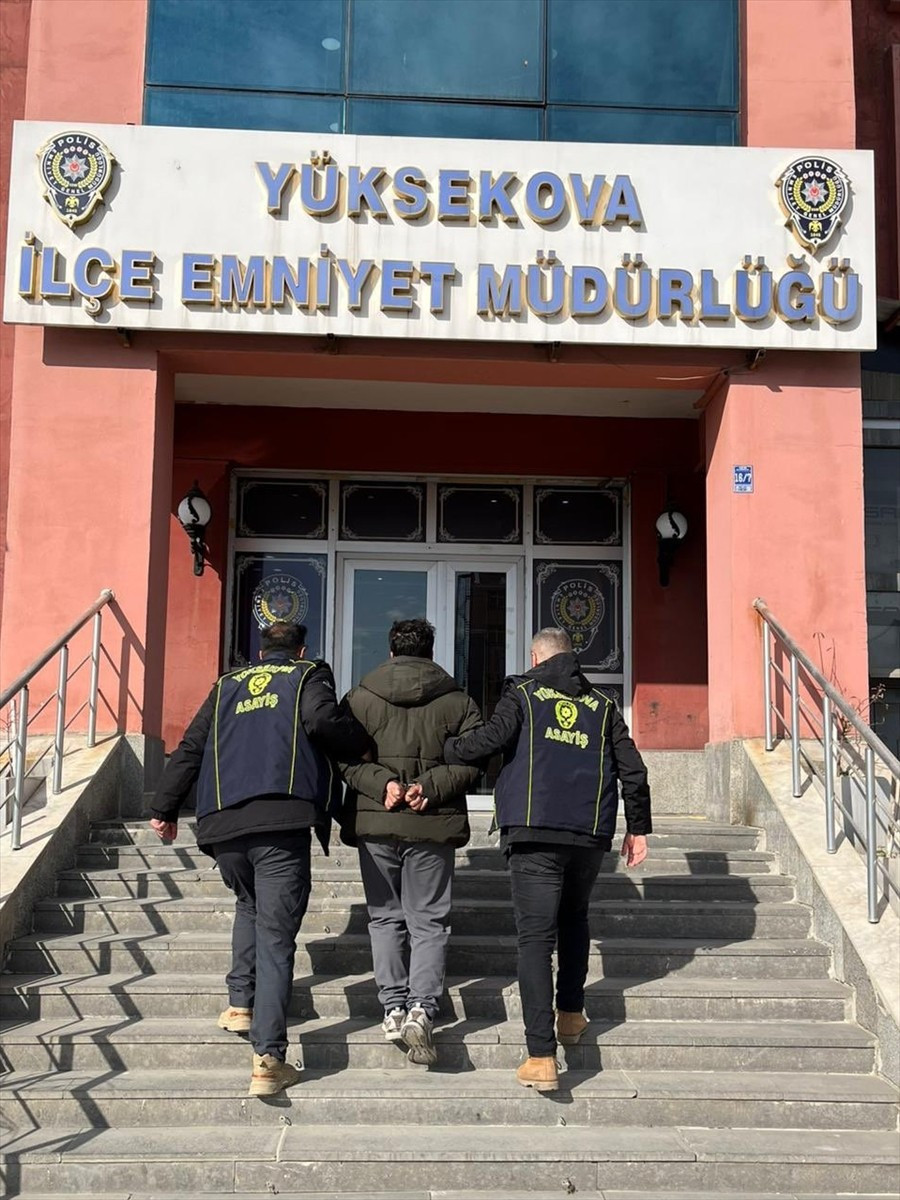 Hakkari'de haklarında farklı suçlardan 30 yıl 8 ay ile 18 yıl kesinleşmiş hapis cezası bulunan 2...