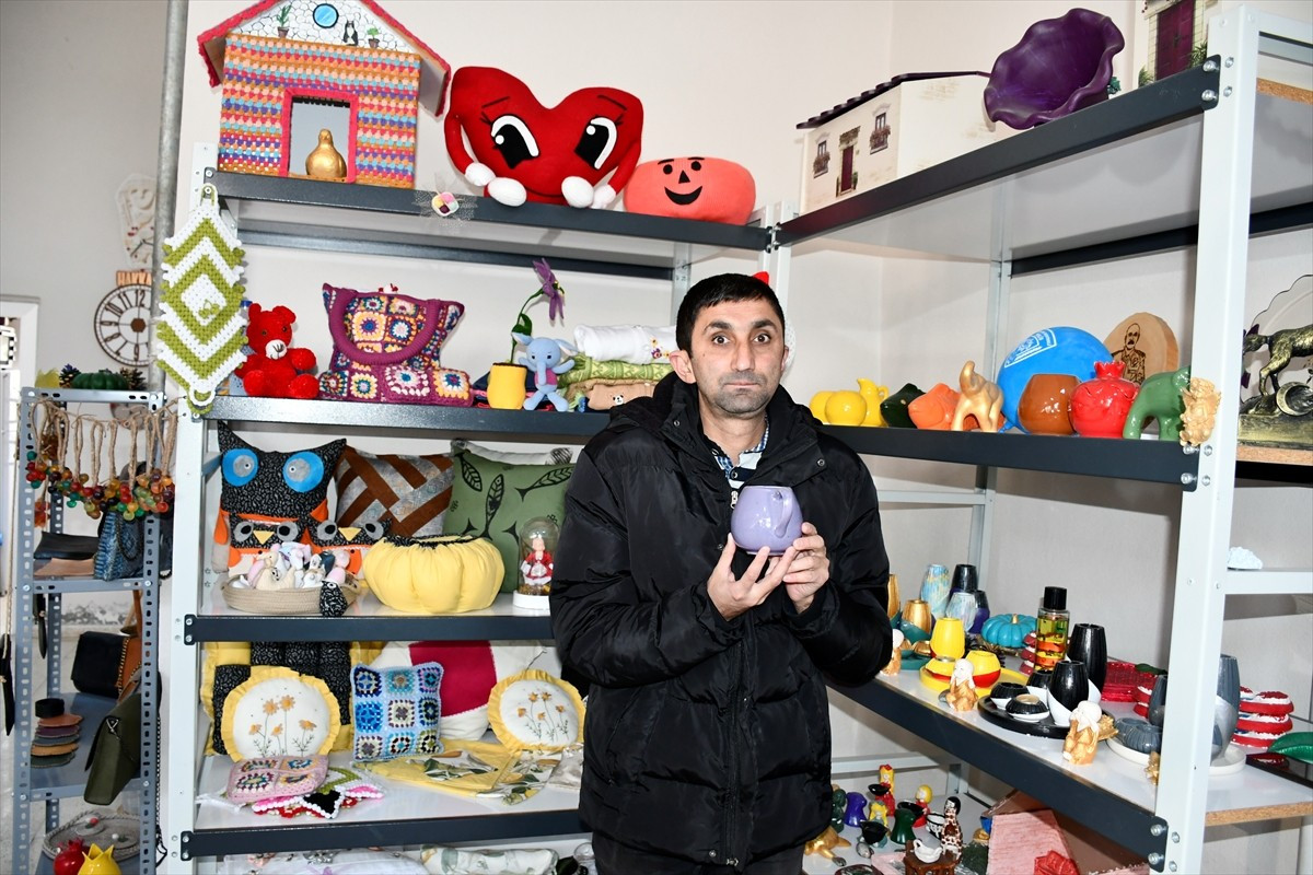 Hakkari'de Halk Eğitimi Merkezi Müdürlüğü bünyesinde yürütülen "Engelleri Üreterek Aşıyorum"...