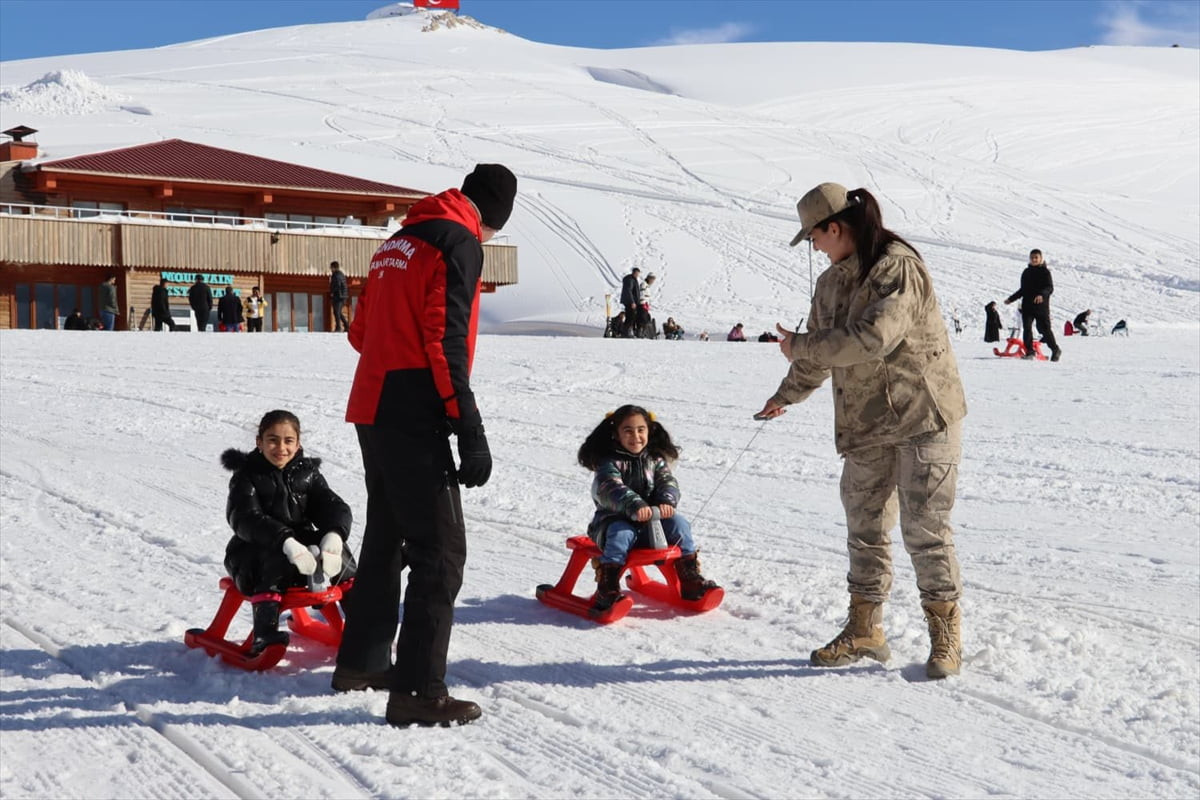 Hakkari'de İl Jandarma Komutanlığı ekiplerince düzenlenen etkinlikte şehit ve gazi aileleri, kayak...