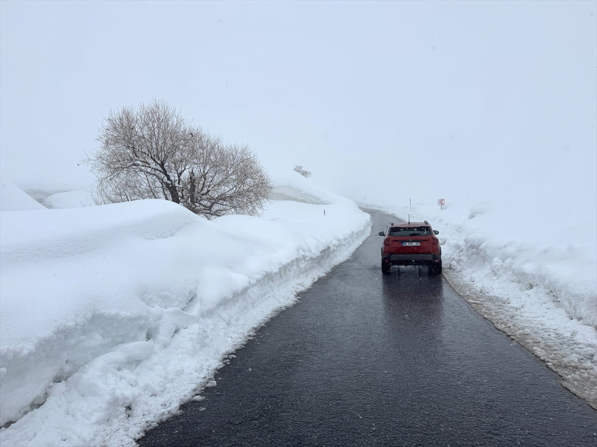 Hakkari'de kar yağışı ve sis etkisini sürdürdü.