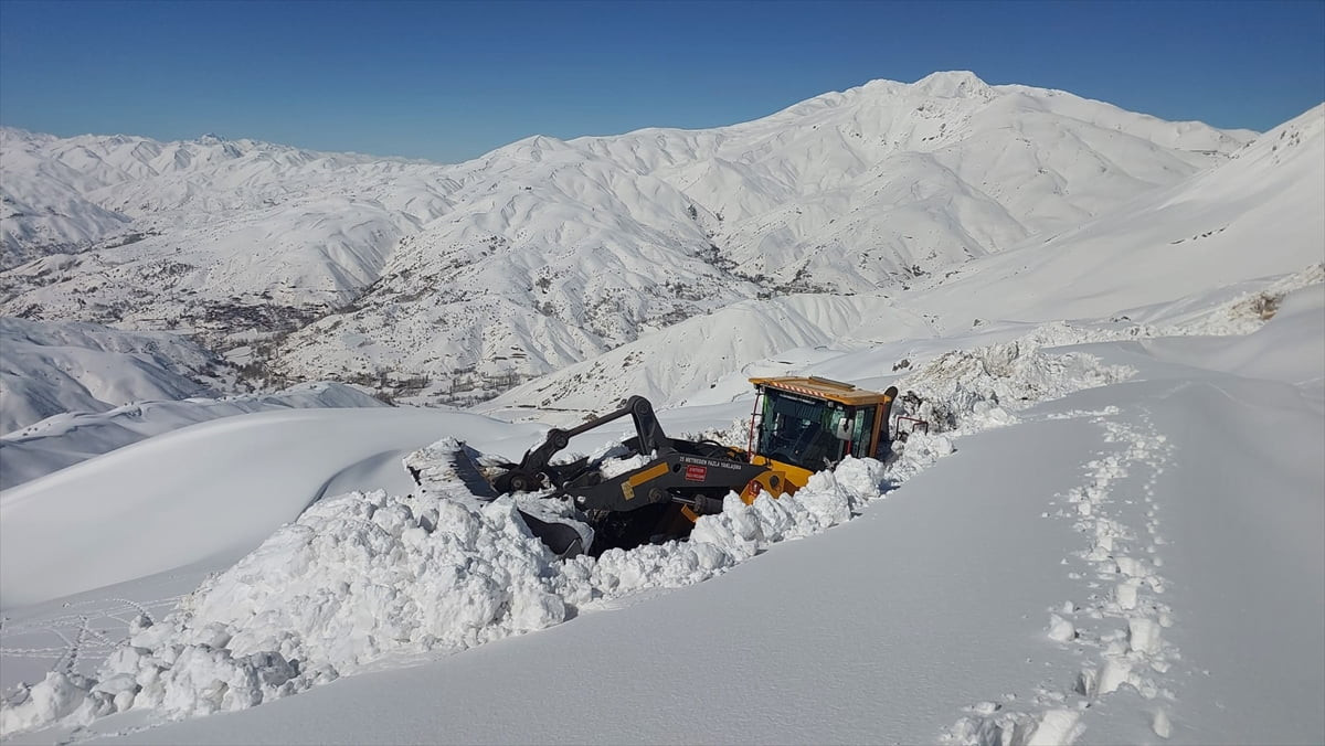 Hakkari'de karla mücadele ekipleri, yer yer kar kalınlığının 3 metreyi bulduğu üs bölgelerinin...