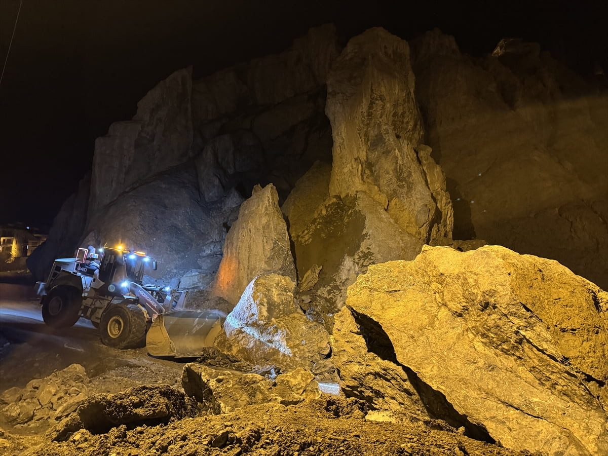 Hakkari'de kayalık alandan kopan büyük kaya parçaları mahalle yolunu kapattı. 