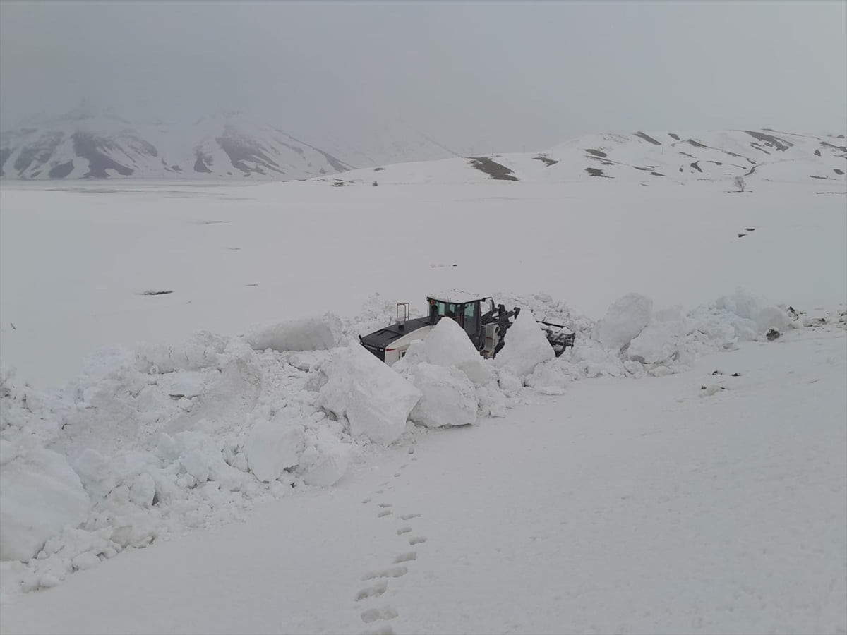 Hakkari'de olumsuz hava koşulları nedeniyle ulaşımda aksamalar yaşandı. Kentte kar nedeniyle...
