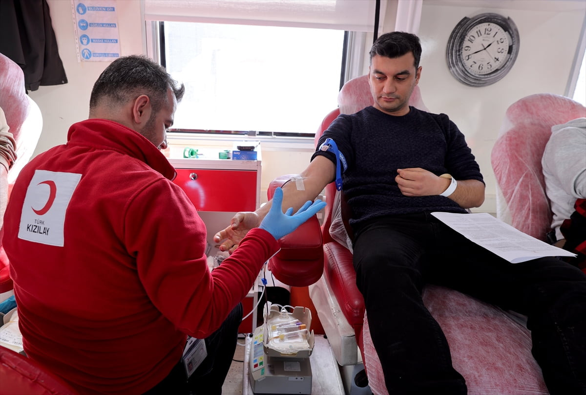 Hakkari'de "Birbirimize candan bağlıyız" sloganıyla başlatılan kan bağışı kampanyası kapsamında 10...