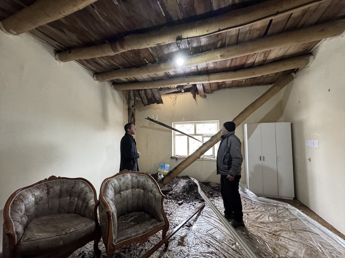 Hakkari'de sağanak nedeniyle iki katlı toprak evin damının bir kısmı çöktü. Sosyal Yardımlaşma ve...