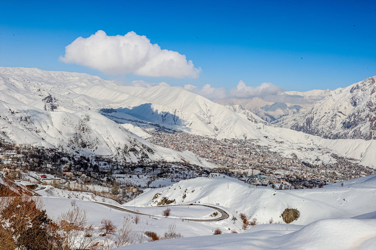 Hakkari'de son günlerde etkili olan kar yağışının ardından beyaz örtüyle kaplanan dağlar ve...