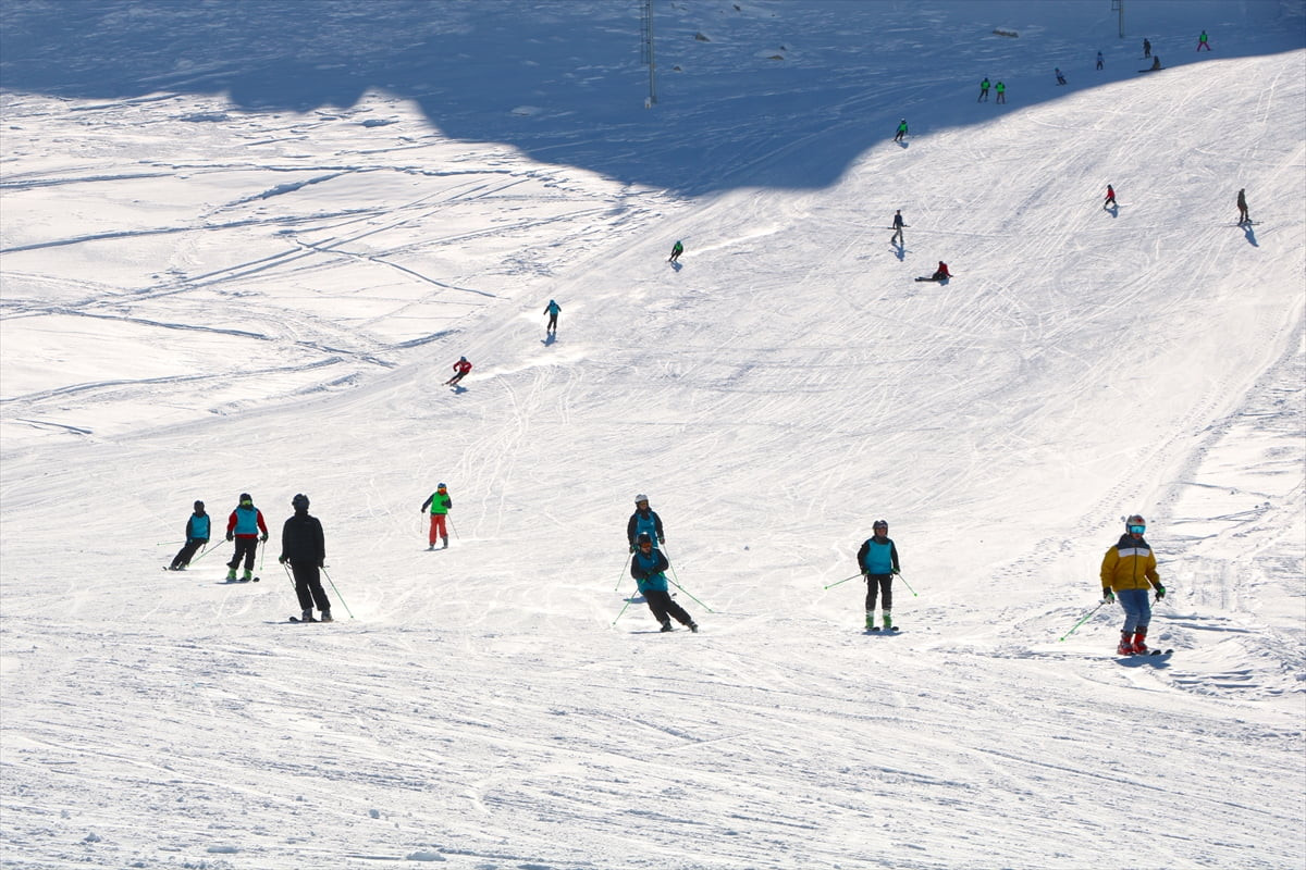 Hakkari'de son günlerde etkili olan kar yağışının ardından hazırlıkları tamamlanan 2 bin 800...
