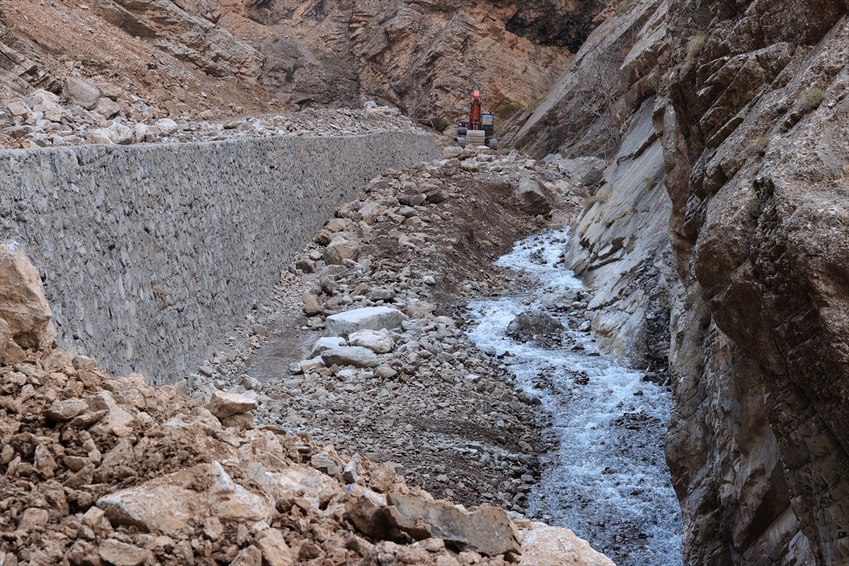 Hakkari'de su sorununun giderilmesi amacıyla yeni açılan 6 sondaj kuyusunun yanı sıra ihalesi...