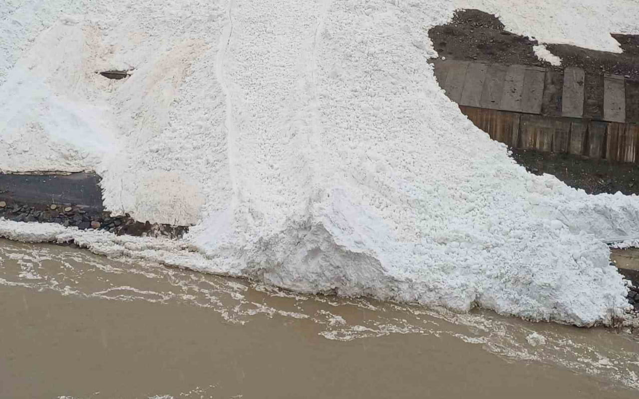 HAKKÂRİ'DE ÜÇ GÜNDÜR ETKİLİ OLAN KARLA KARIŞIK YAĞIŞ, 3 BİN 857 RAKIMLI SÜMBÜL DAĞI'NDA BÜYÜK BİR...