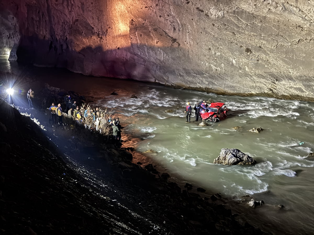 Hakkari'de uçurumdan Zap Suyu'na düşen aracın kadın sürücüsü, ekiplerce ağır yaralı...
