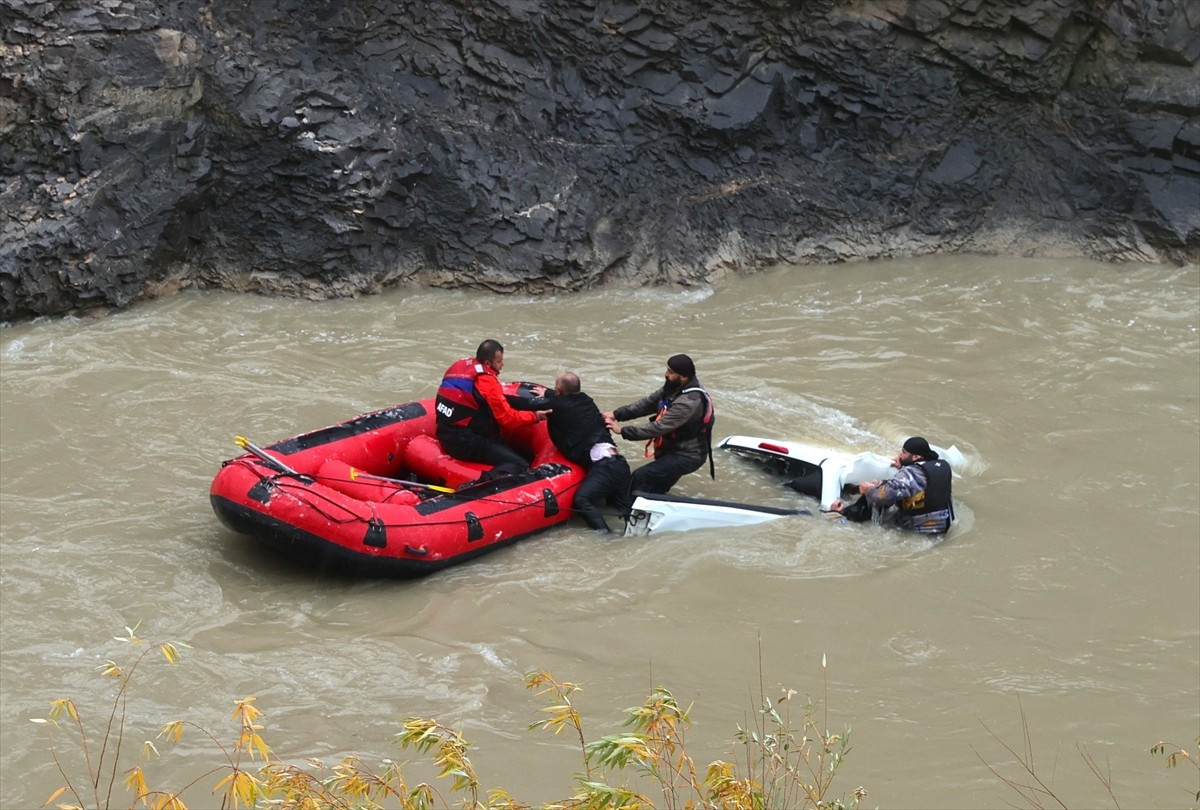 Hakkari'de yaklaşık 150 metrelik uçurumdan Zap Suyu'na düşen pikaptaki 2'si ağır yaralı 4 kişi bot...