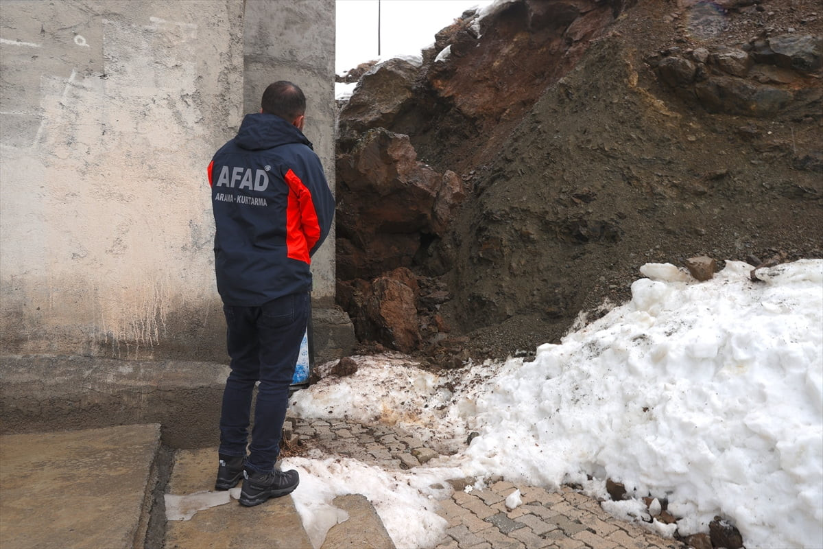 Hakkari'de yamaçtan kopan kaya parçası, bir binadaki dairenin duvarına zarar verdi. AFAD ve...