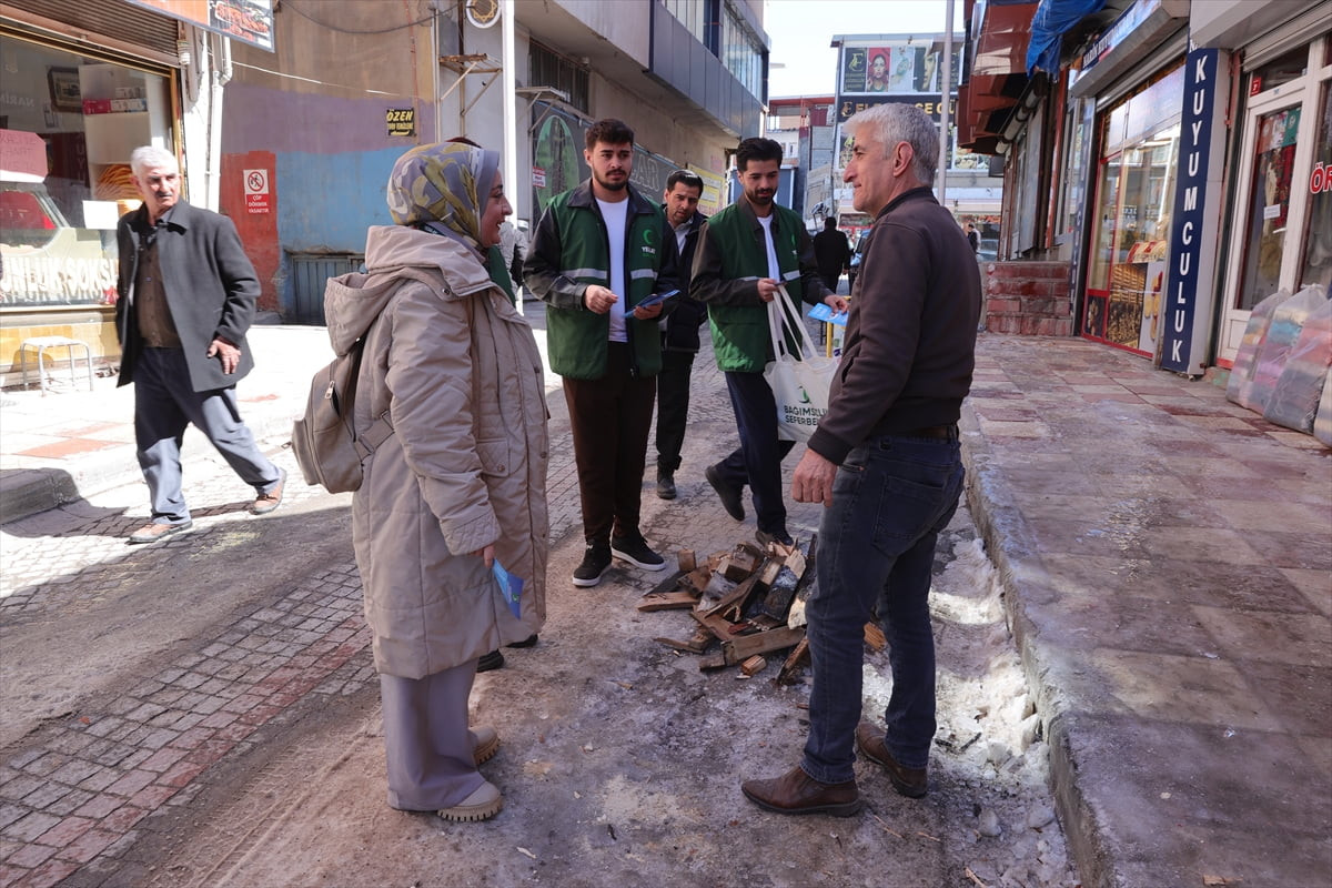 Hakkari'de Yeşilay Şubesi bünyesinde görev yapan uzman ve gönüllüler, geçen yıldan bu yana...
