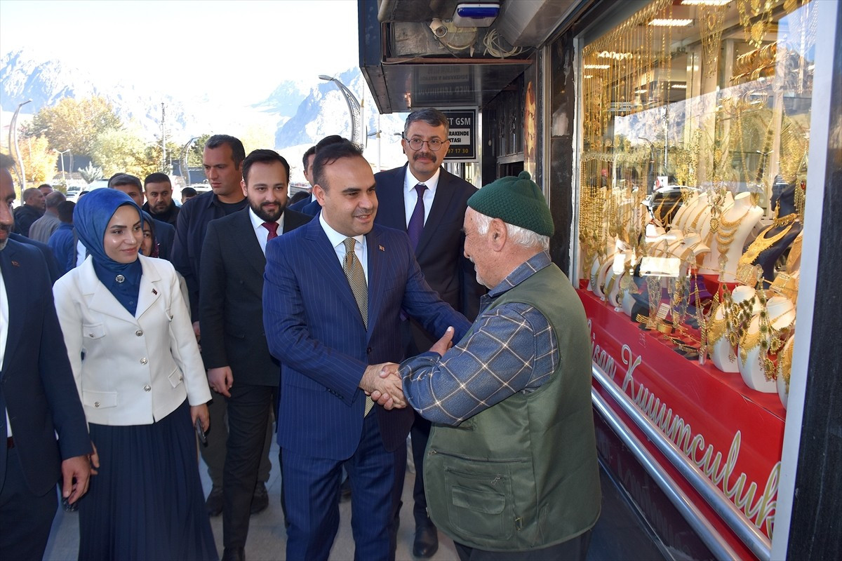 Hakkari'deki programı kapsamında Bulvar Caddesi'ndeki iş yerlerini ziyaret eden Sanayi ve...