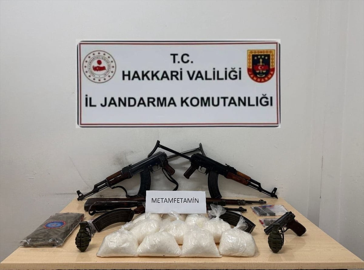 Hakkari'nin Çukurca ilçesinde 5 kilogram sentetik uyuşturucu, 3 AK-47 kalaşnikof piyade tüfeği...