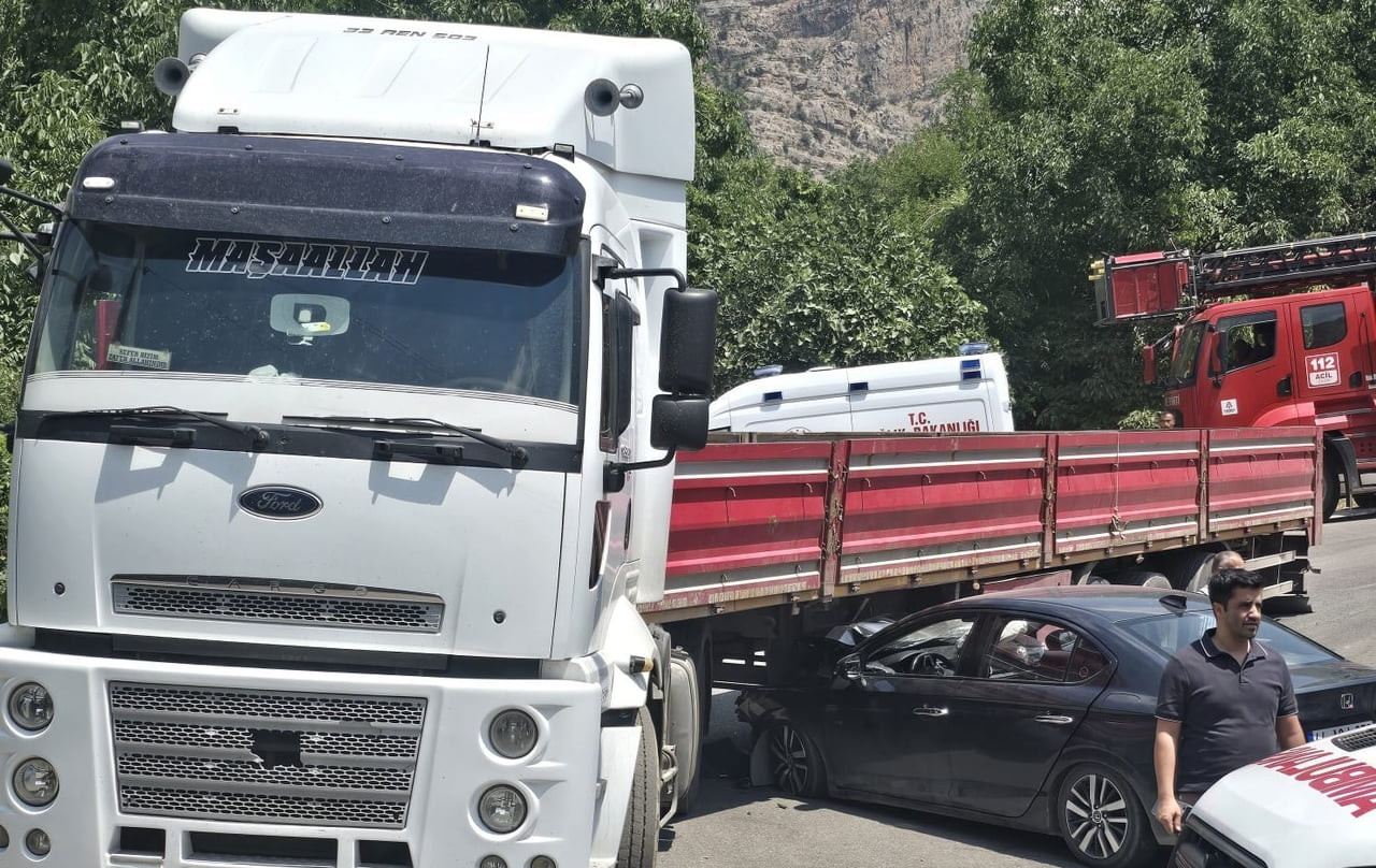 HAKKÂRİ'NİN ÇUKURCA İLÇESİNDE KONTROLDEN ÇIKAN OTOMOBİLİN TIRIN ALTINA GİRMESİ SONUCU 1 KİŞİ...