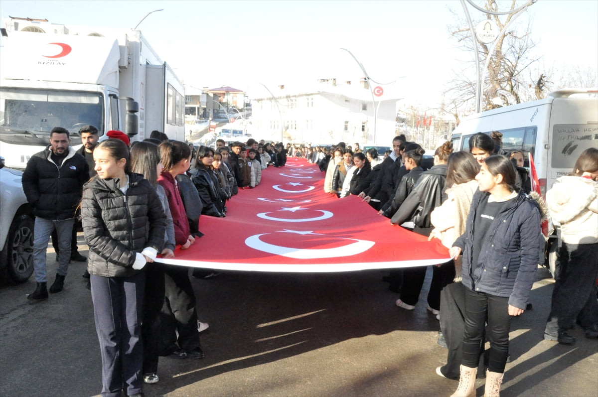Hakkari'nin Çukurca ilçesinde, Sarıkamış Harekatı'nda şehit olanlar anısına Türk bayrağı eşliğinde...
