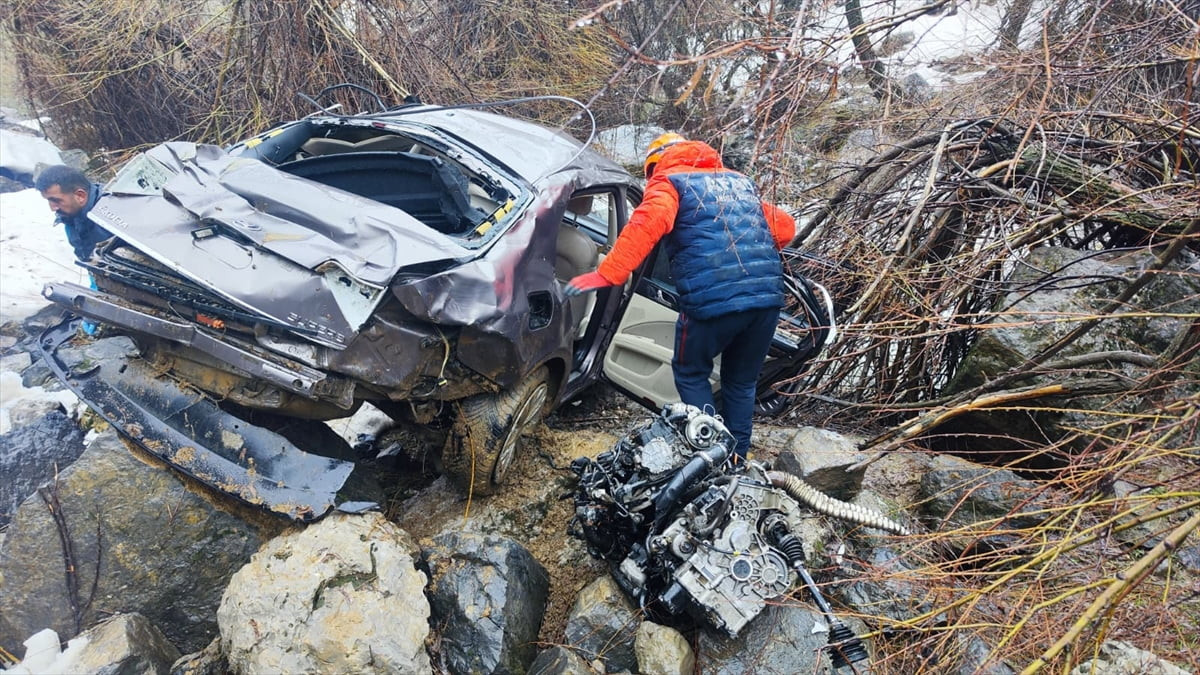 Hakkari'nin Çukurca ilçesinde yaklaşık 200 metrelik şarampole devrilen otomobilin sürücüsü...