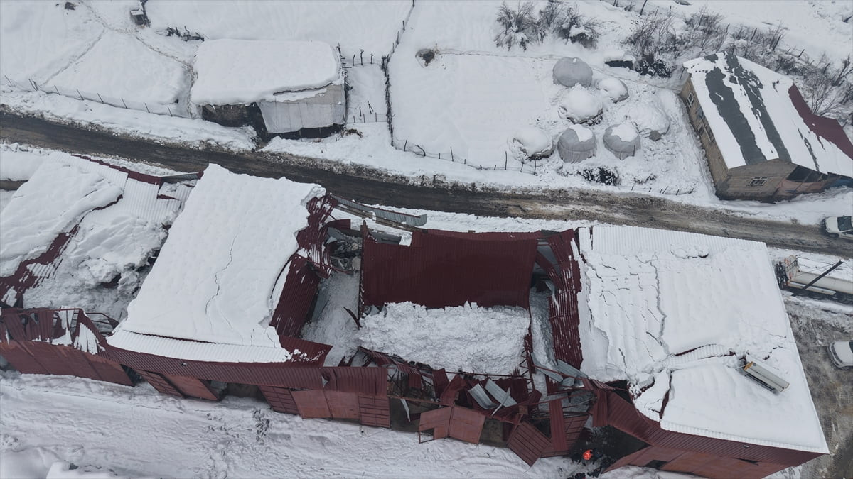 Hakkari'nin Derecik ilçesinde araç ikmal deposu olarak kullanılan garajın çatısı yoğun kar...