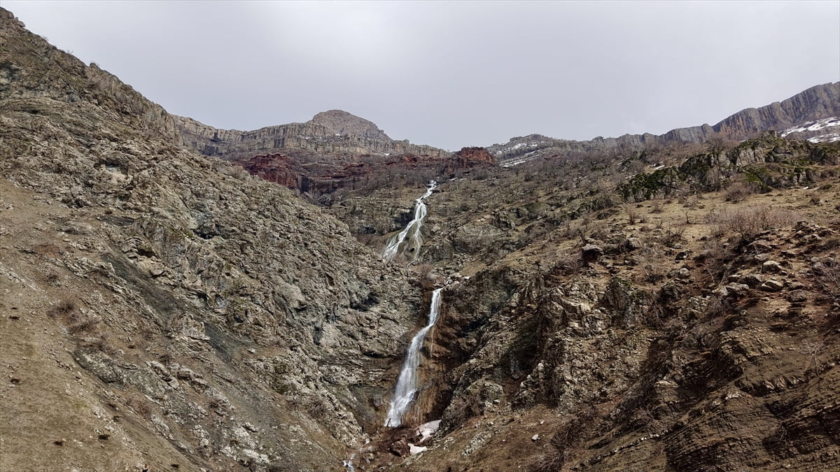 Hakkari'nin Derecik ilçesinde karların erimesiyle yeniden akmaya başlayan Kırca Şelalesi, güzel...
