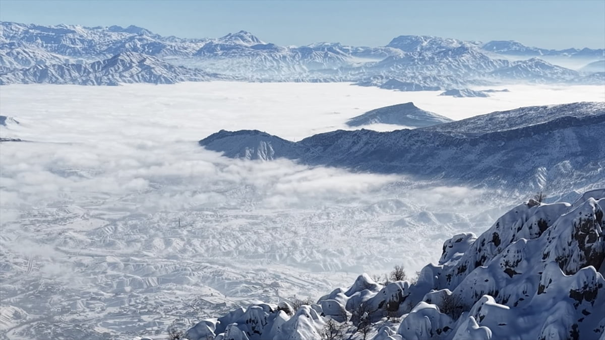Hakkari'nin Derecik ilçesinde sabah saatlerinde etkili olan yoğun sis ve kar Balkaya Dağı...