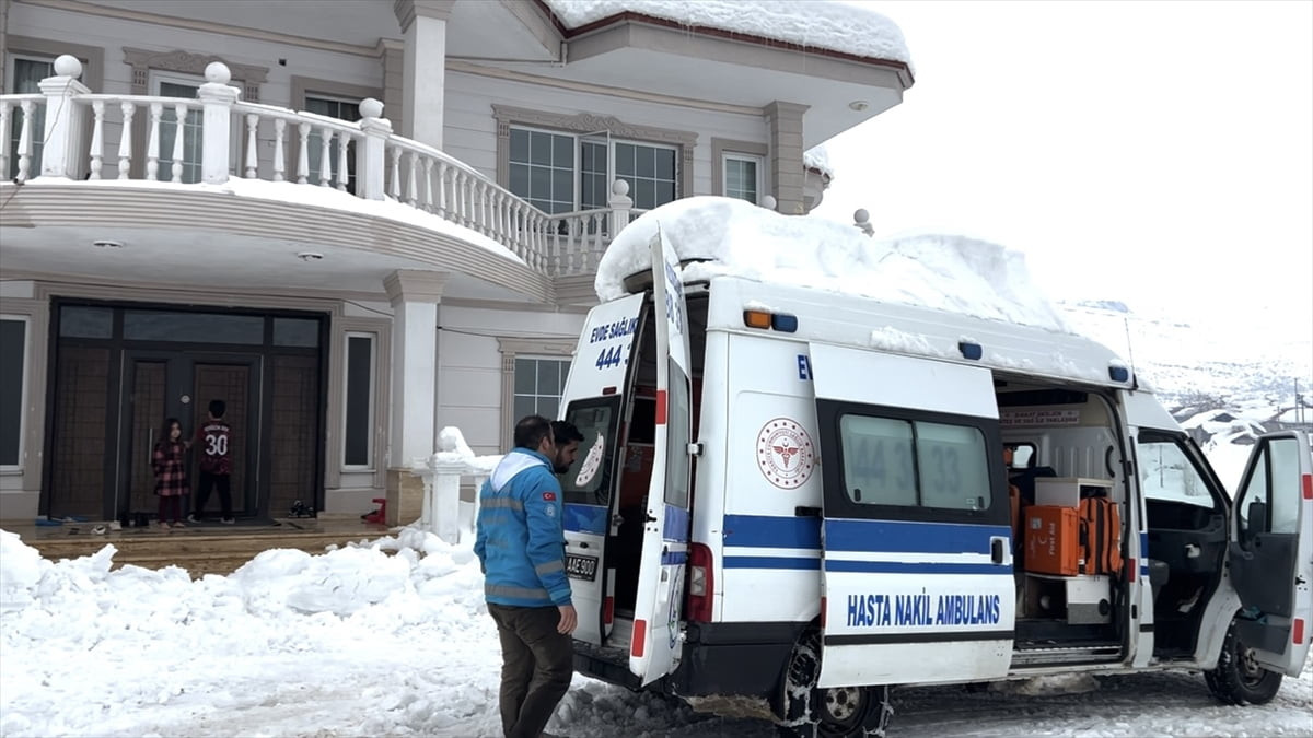 Hakkari'nin Derecik ilçesinde sağlık görevlileri, kar nedeniyle yolu kapanan mahalledeki hastaya...