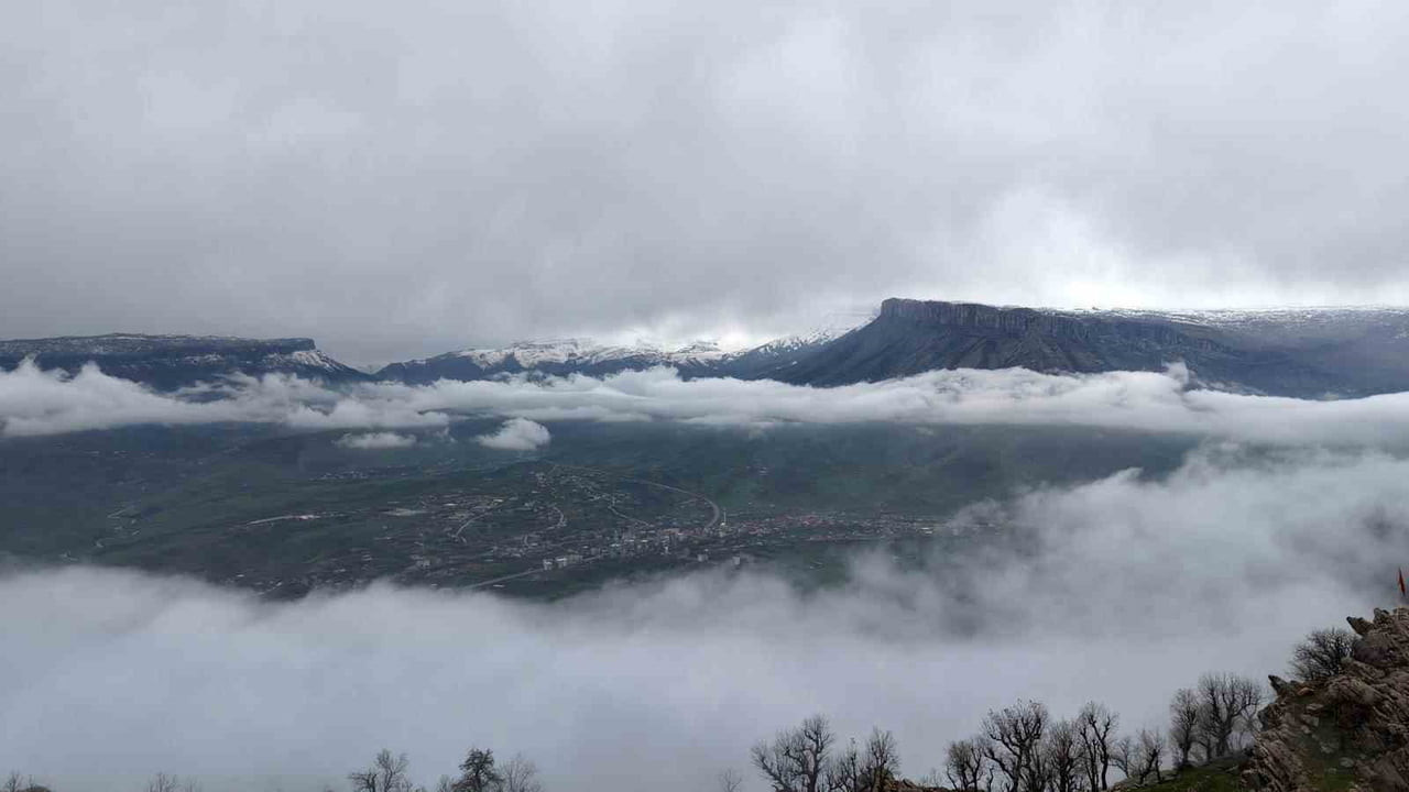 HAKKÂRİ'NİN DERECİK İLÇESİNDE YAĞIŞLARLA BİRLİKTE ETKİLİ OLAN SİSLİ HAVA, DOĞADA GÜZEL MANZARALAR...