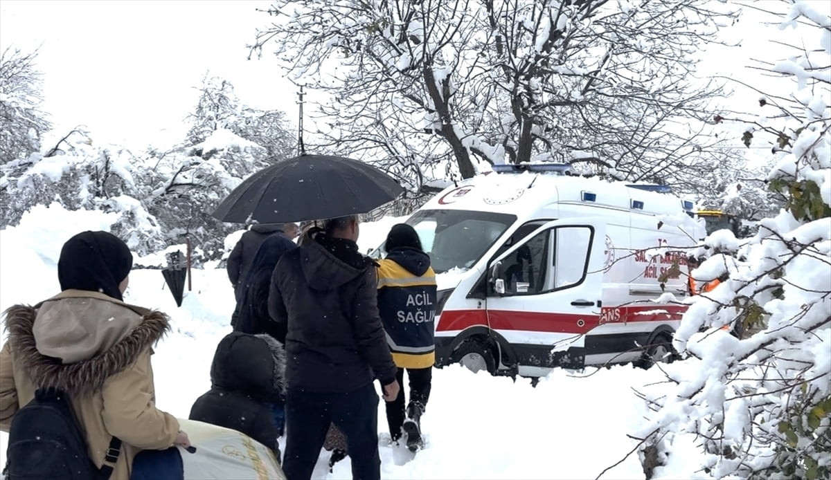 Hakkari'nin Derecik ilçesinde yolu kar nedeniyle kapanan kırsal mahallede rahatsızlanan hamile...