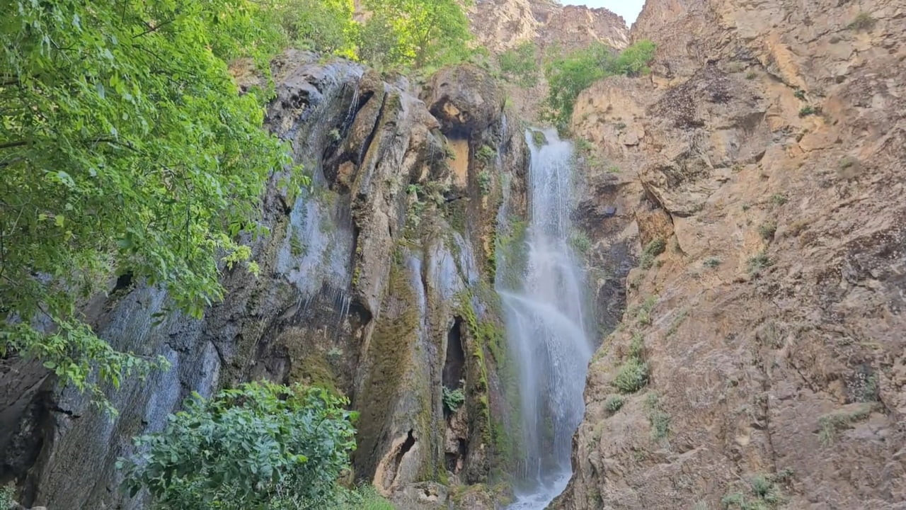 HAKKÂRİ'NİN DOĞAL GÜZELLİKLERİ ARASINDA ÖNE ÇIKAN AVA ORE ŞELALESİ, DÖRT MEVSİM SUNDUĞU EŞSİZ...