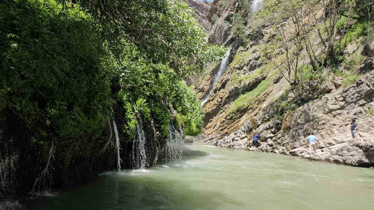 HAKKARİ'NİN DOĞAL GÜZELLİKLERİNDEN KAVAL ŞELALESİ, HAVA SICAKLIKLARININ MEVSİM NORMALLERİNİN...