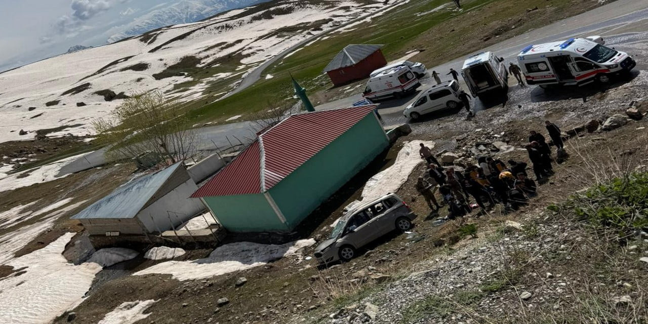 HAKKARİ'NİN DURANKAYA BELDESİ YOLUNDA MEYDANA GELEN TRAFİK KAZASINDA İLK BELİRLEMELERE GÖRE 4 KİŞİ...