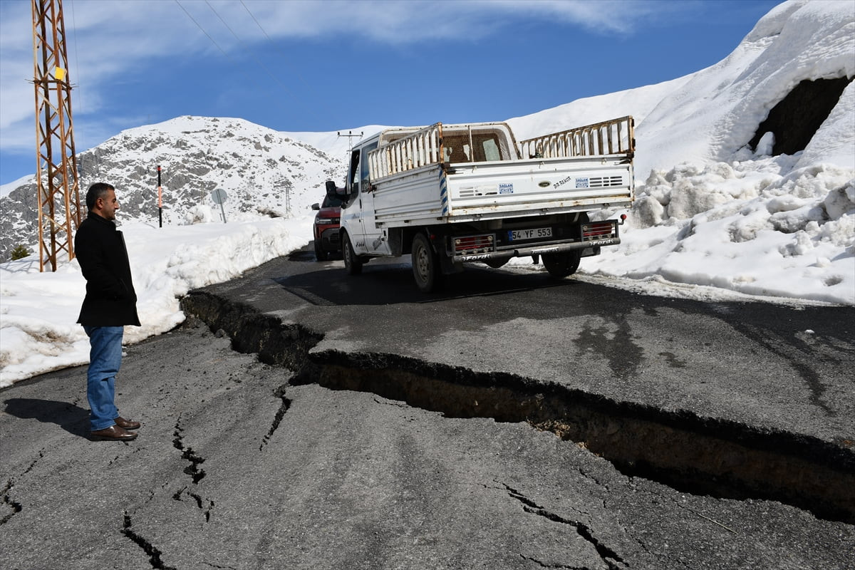 Hakkari'nin Durankaya beldesinde mahalle yolunun bir bölümü, son günlerde etkili olan kar ve...