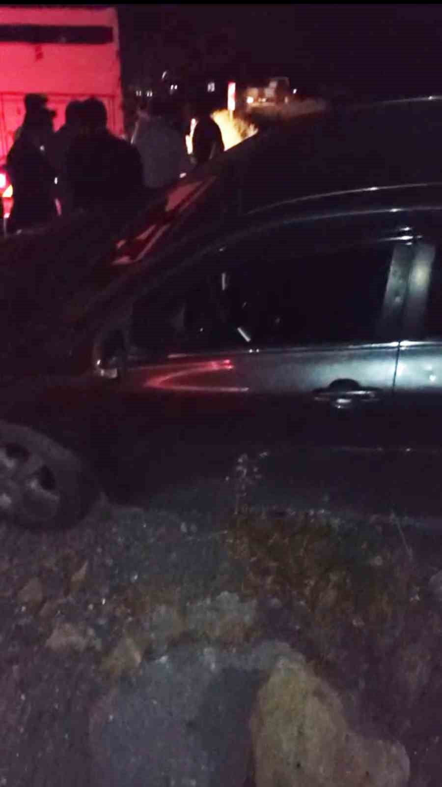 HAKKARİ'NİN ŞEMDİNLİ-DERECİK KARA YOLUNDA KONTROLDEN ÇIKAN OTOMOBİL ŞARAMPOLE YUVARLANDI.