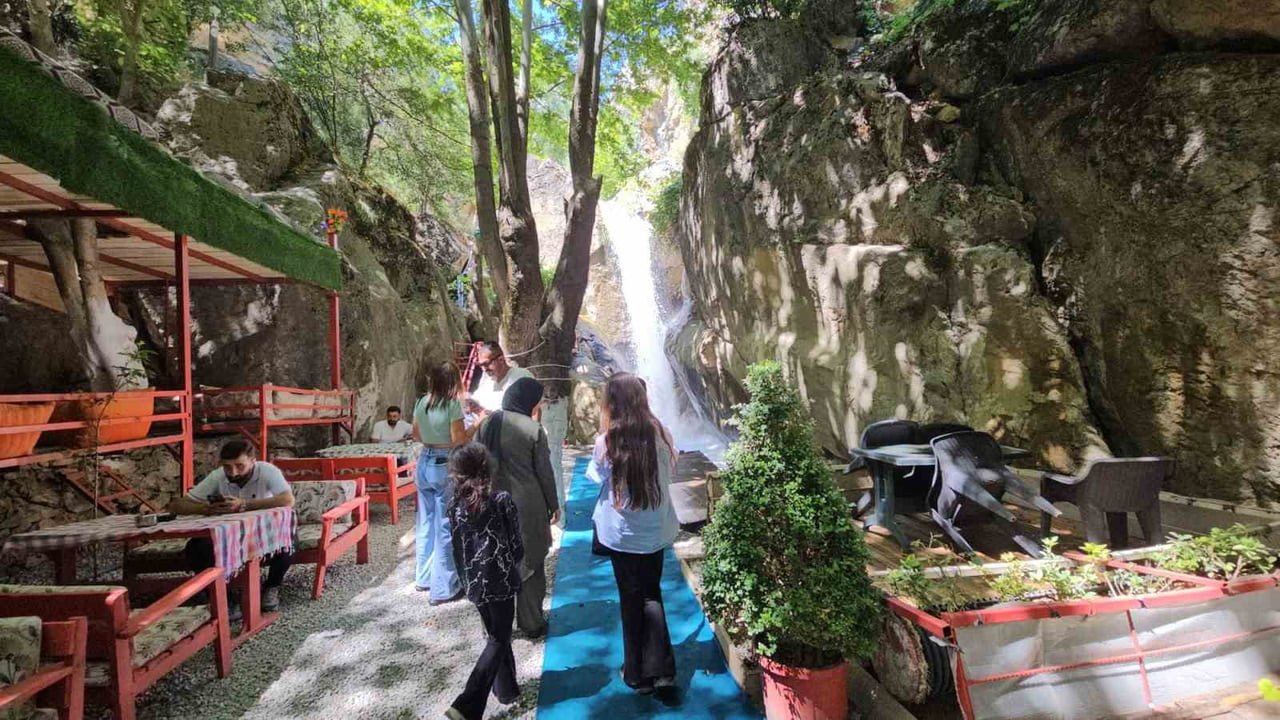 HAKKÂRİ'NİN ŞEMDİNLİ İLÇESİNDE BULUNAN NEHRİ ŞELALESİ, YAZ MEVSİMİNİN ETKİSİNİ GÖSTERMESİYLE...