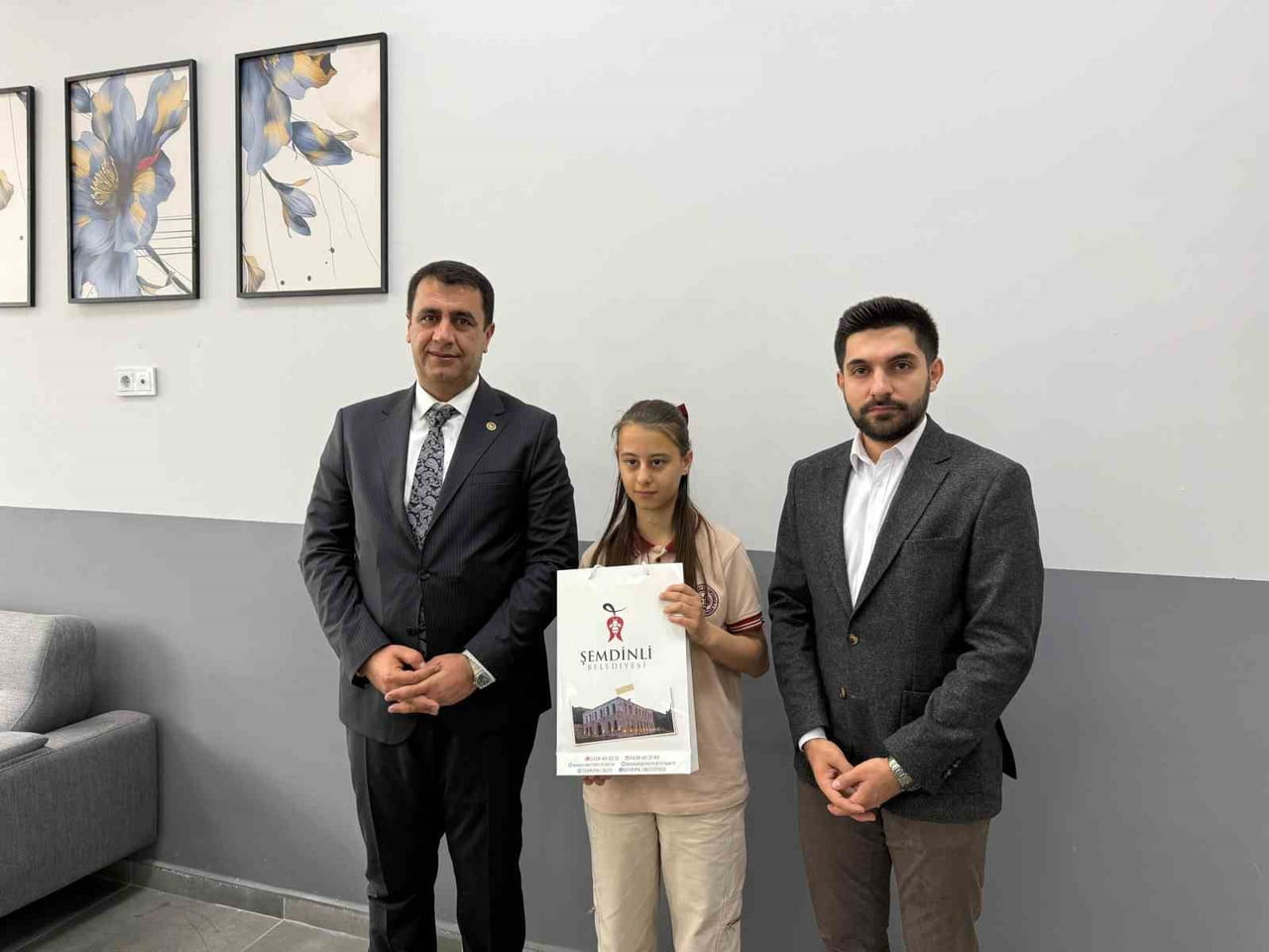 HAKKARİ'NİN ŞEMDİNLİ İLÇESİNDE EĞİTİM GÖREN ASMİN AKBAŞ, BURSLULUK SINAVINDA TÜM SORULARI BİLEREK...