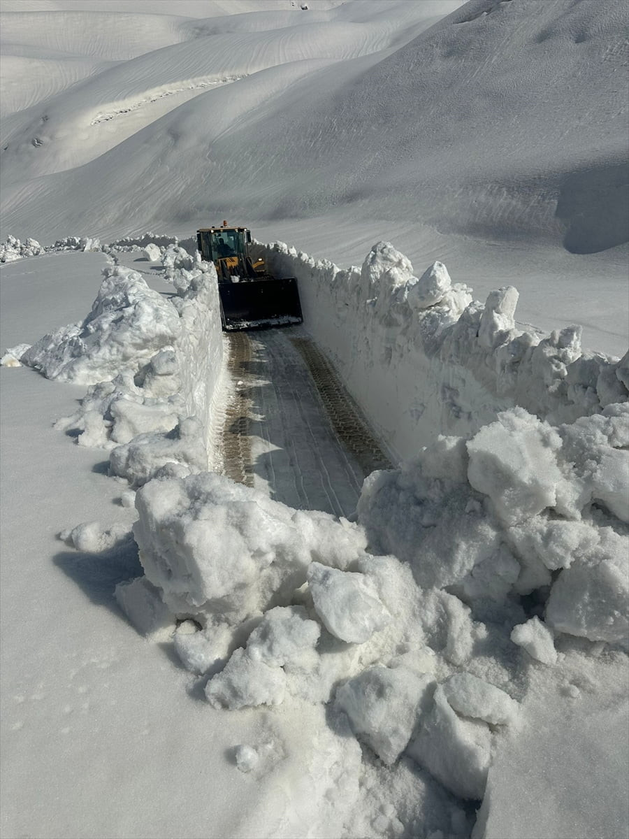 Hakkari'nin Şemdinli ilçesinde ekipler, karla kaplı üs bölgesi yolunun açılması için çalışma...