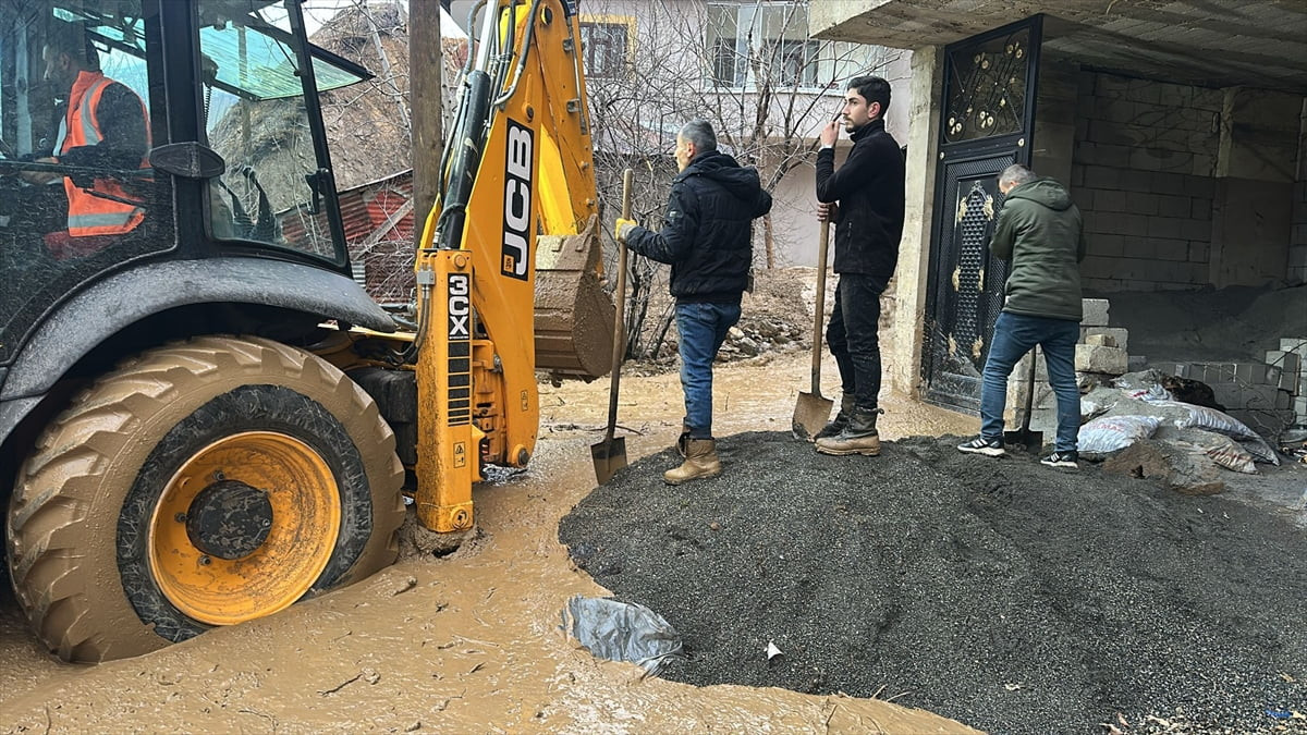 Hakkari'nin Şemdinli ilçesinde etkili olan sağanağın ardından heyelan meydana geldi.