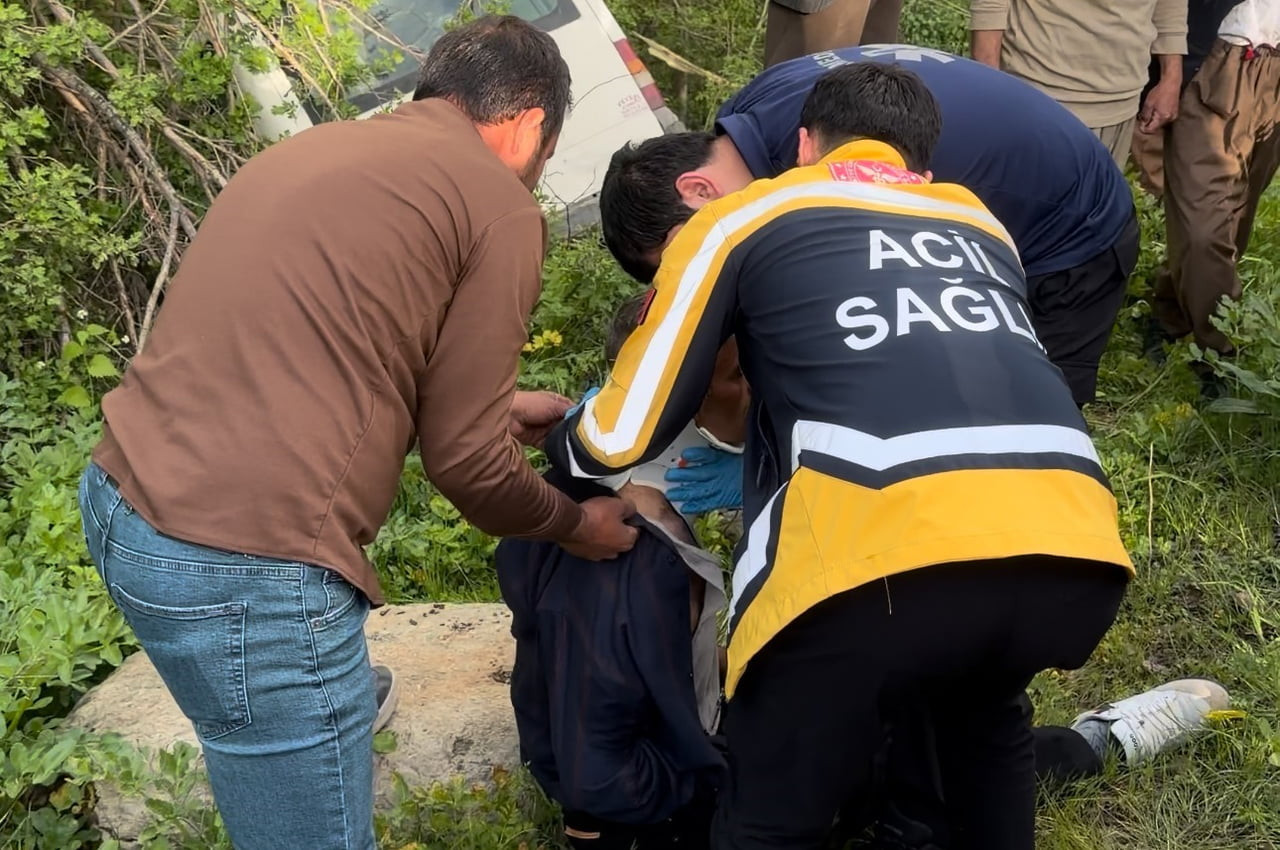 HAKKARİ'NİN ŞEMDİNLİ İLÇESİNDE MEYDANA GELEN TRAFİK KAZASINDA 3 KİŞİ YARALANDI.