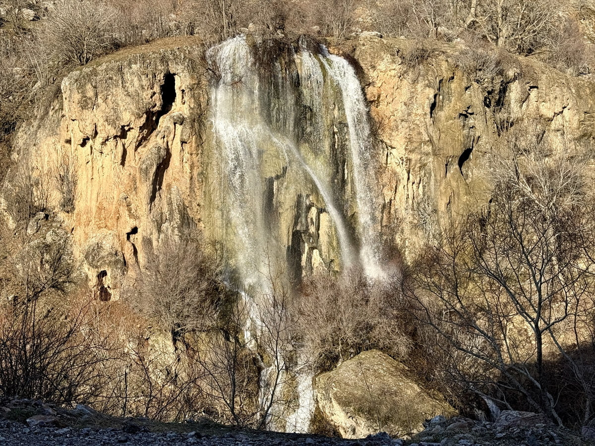 Hakkari'nin Şemdinli ilçesinde şelaleler, son günlerdeki yağışların etkisiyle yeniden akmaya...