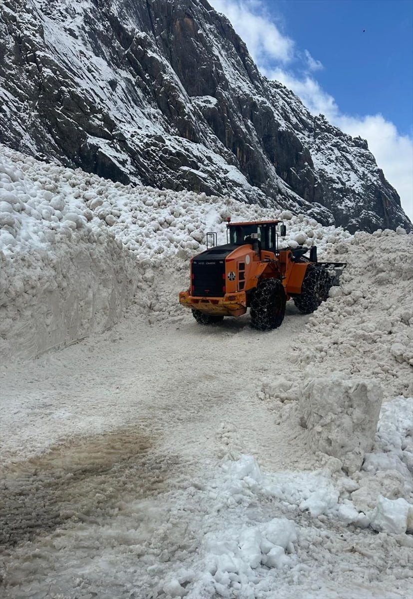 Hakkari'nin Yüksekova-Dağlıca kara yolu, düşen çığ nedeniyle kapandı. Bölgeye yönlendirilen...